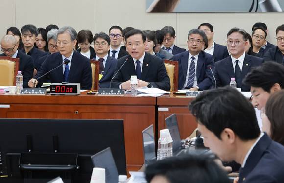 김종철 방송미디어통신위원장이 12일 국회 과학기술정보방송통신위원회에서 열린 방미통위 등에 대한 국정감사에서 과방위원 질의에 답하고 있다. [사진=연합뉴스]