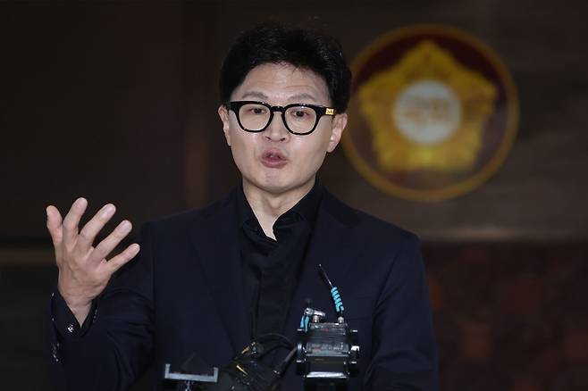 한동훈 무소속 의원이 9월 11일 서울 여의도 국회에서 총리실 직원의 사찰 논란과 관련한 취재진의 질문에 답변하고 있다. 뉴스1