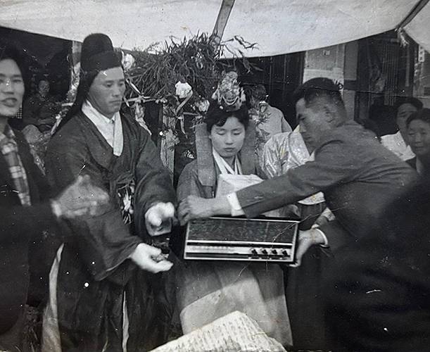 할머니 (김정임씨)와 할아버지(이춘옥씨)의 결혼사진. 이수영씨 제공