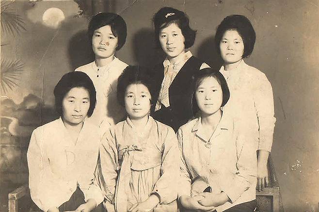 결혼한 해에 시누이들과 친정 고모네 딸들과 찍은 사진(첫 번째 줄 가운데가 할머니). 이수영씨 제공