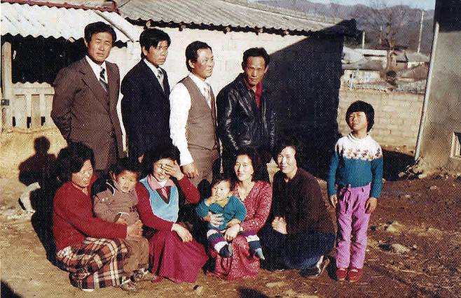 1975년 즈음 시가 식구들과 명절날에 (윗줄 왼쪽 네 번째가 할아버지, 아랫줄 두 번째가 할머니 본인 ) 이수영씨 제공