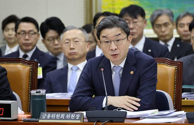 이억원 금융위원장이 지난 8일 국회 정무위원회에서 열린 금융위원회 등에 대한 국정감사에서 위원들의 질의에 답하고 있다. 연합뉴스