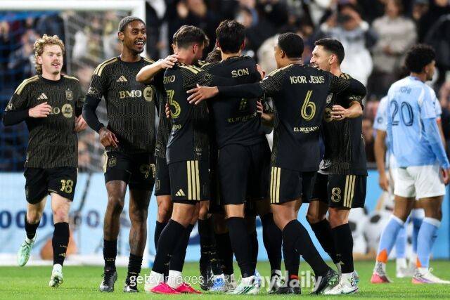 LA FC 선수들이 18일 시티 필드에서 열린 뉴욕시티FC와의 원정 경기에서 득점 후 기뻐하고 있다./게티이미지코리아
