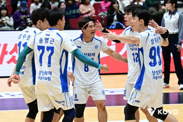 삼성화재가 22일 여수 진남체육관에서 열린 2026 여수·NH농협컵 프로배구대회 조별리그 A조 최종전에서 OK저축은행을 만나 미소를 짓고 있다./한국배구연맹 제공