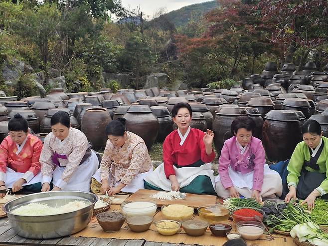 20일 경기도 남양주 이하연김치문화원에서는 ‘제1회 이하연 김치명인과 함께하는 유네스코 김장문화 등재기념 갈라쇼’ 에서 김장 시연을 하는 이하연 명인(붉은 한복)과 제자들. 채상우 기자