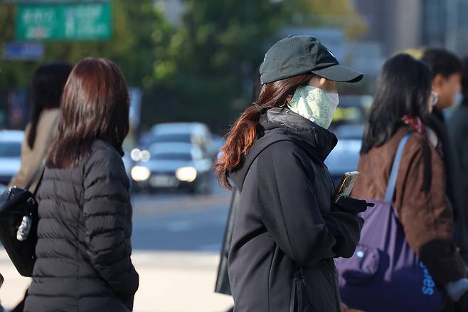 기온이 급격히 떨어지며 추운 날씨를 보인 22일 서울 광화문 사거리에서 직장인들이 출근길 걸음을 재촉하고 있다. [뉴시스]