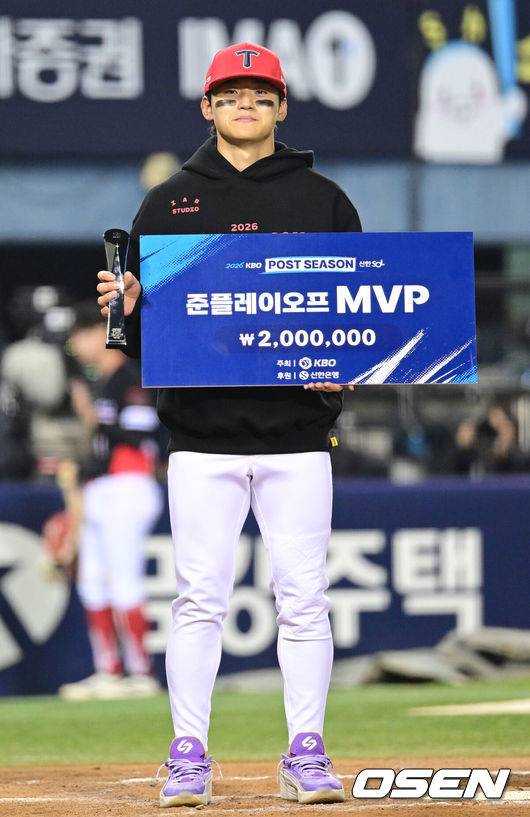 [OSEN=잠실, 최규한 기자] 프로야구 KIA 타이거즈가 3연승을 질주하며 플레이오프에 진출했다.&nbsp;KIA은 20일 서울 잠실구장에서 열린 ‘2026 신한 SOL KBO 준플레이오프’ 3차전 LG 트윈스를 13-1로 제압했다. 이날 승리로 KIA는 시리즈 3승을 거두고 플레이오프 진출에 성공했다. KIA 구단 역사상 첫 준플레이오프 시리즈 승리다. 플레이오프에서는 리그 2위 삼성 라이온즈를 만난다.&nbsp;경기를 마치고 준플레이오프 MVP로 선정된 KIA 김도영이 포즈를 취하고 있다. 2026.10.20 / dreamer@osen.co.kr