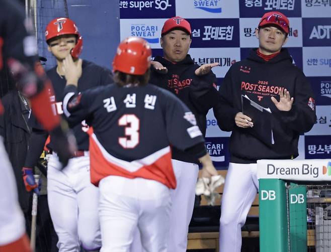 20일 서울 잠실야구장에서 열린 KBO 프로야구 포스트시즌 준플레이오프 3차전 KIA 타이거즈와 LG 트윈스의 경기. 5회초 2사 1,2루 상황 KIA 박정우 1타점 적시타 때 이범호 감독이 홈인한 김선빈을 맞이하고 있다. 2026.10.20       연합뉴스