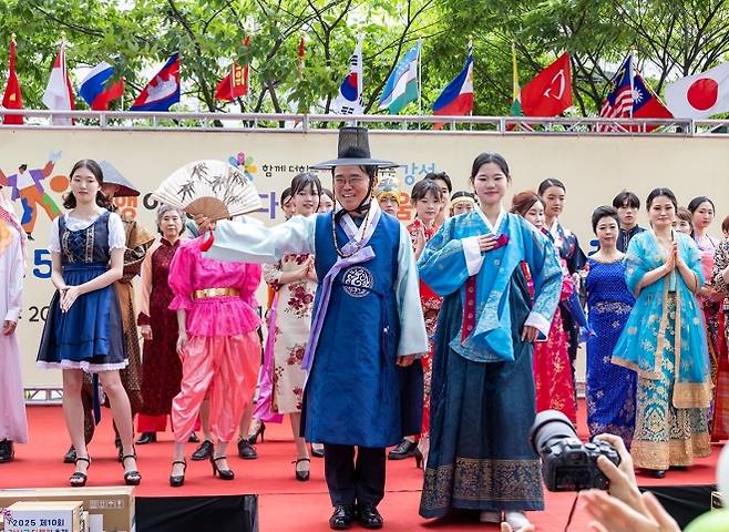 서울 강서구 다문화축제 - 진교훈(가운데) 서울 강서구청장과 참석자들이 지난해 ‘강서구 다문화축제’에서 각국의 전통 의상을 선보이고 있다.  강서구 제공