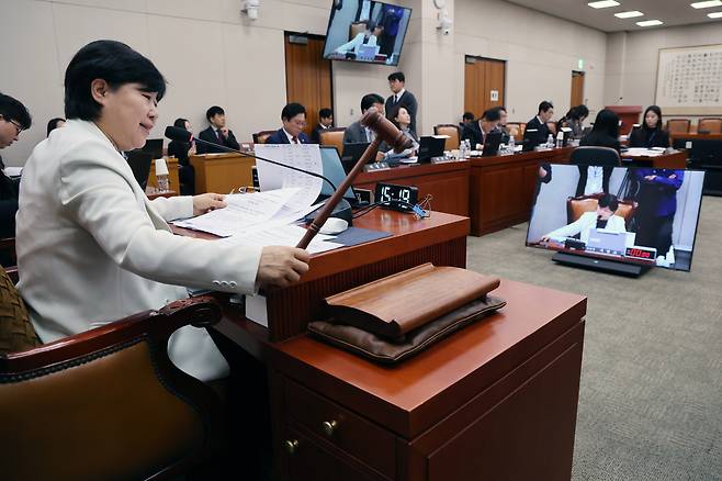 서영교 법사위원장이 22일 오후 서울 여의도 국회에서 열린 법제사법위원회 전체회의에서 의사봉을 두드리고 있다. 뉴스1