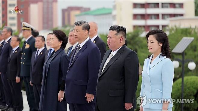우의탑 참배하는 시진핑·김정은 부부 (서울=연합뉴스) 북한을 국빈 방문 중인 시진핑 중국 국가주석 부부가 김정은 북한 국무위원장 부부와 함께 6월 9일 평양 우의탑을 참배했다. [조선중앙TV 화면] 2026.6.10 
    [국내에서만 사용가능. 재배포 금지. For Use Only in the Republic of Korea. No Redistribution] nkphoto@yna.co.kr
