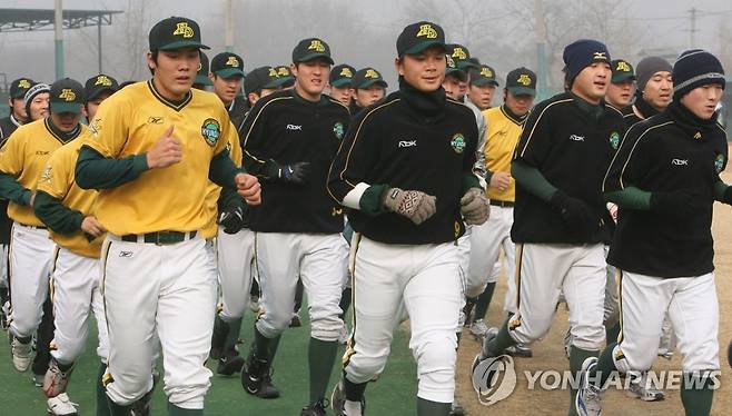 2008년 1월 마지막 훈련하는 현대 유니콘스 선수들 [연합뉴스 자료사진]