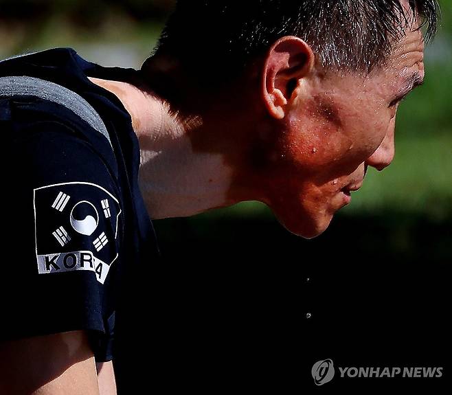 영웅의 상처 그리고 땀방울 (부산=연합뉴스) 손형주 기자 = 22일 부산 해운대구 엘시티 랜드마크타워에서 열린 '2026 전국 소방공무원 해운대 엘시티(LCT) 계단 오르기 대회'에 참가한 유장열 소방경(대구소방서·58)이 방화복 부분 100층을 완주한 뒤 땀을 흘리고 있다. 유 소방경 목과 팔에는 화상 자국이 선명하다. 2026.10.22 handbrother@yna.co.kr