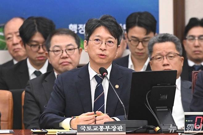 홍지선 국토교통부 장관이 23일 오전 서울 여의도 국회 국토교통위원회에서 열린 국토교통부·행정중심복합도시건설청 등에 대한 종합국정감사에서 의원의 질의에 답변을 하고 있다. 사진=강민석 기자