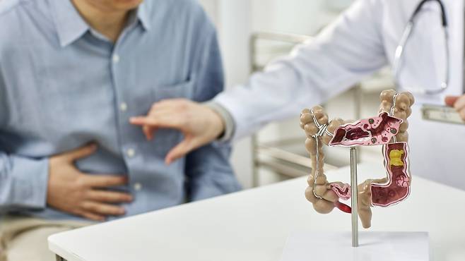 대장내시경 검사 후 나타나는 복통이나 팽만감은 장내 미생물 균형이 무너진 신호일 수 있다｜출처: 클립아트코리아