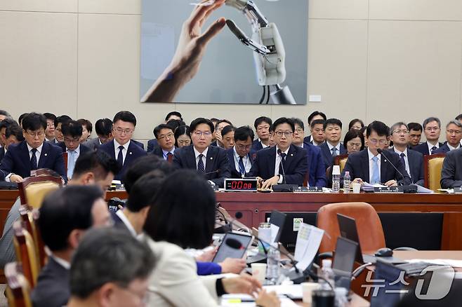 배경훈 부총리 겸 과학기술정보통신부 장관이 23일 서울 여의도 국회 교육위원회에서 열린 과학기술정보통신부 등에 대한 국정감사 종합감사에서 의원 질의에 답하고 있다. 2026.10.23 ⓒ 뉴스1 황기선 기자