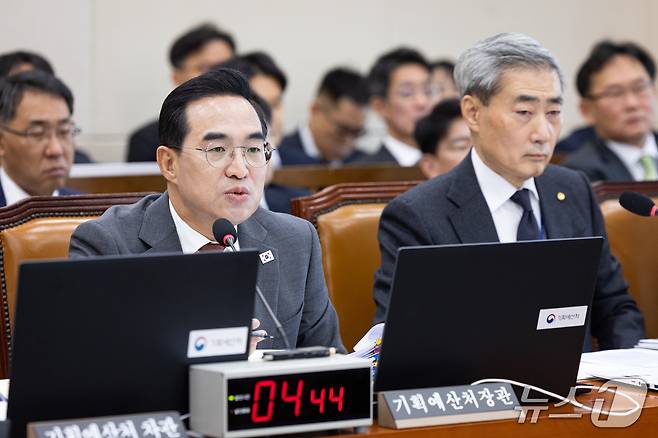 박홍근 기획예산처 장관이 23일 서울 여의도 국회에서 열린 재정경제기획위원회의 기획예산처, 한국은행 등에 대한 국정감사 종합감사에 출석해 의원 질의에 답하고 있다. 2026.10.23 ⓒ 뉴스1 유승관 기자