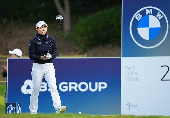 박보겸이 23일 전남 해남 파인비치 골프 링크스에서 열린 LPGA 투어 BMW 레이디스 챔피언십 2라운드 2번 홀 티샷 전 그린을 바라보고 있다. 사진 | 대회조직위