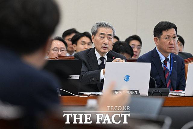 신현송 한국은행 총재가 23일 오전 서울 여의도 국회 재정경제기획위원회에서 열린 기획예산처와 한국은행 등에 대한 종합감사에 출석해 의원 질의에 답변하고 있다. /국회=서예원 기자
