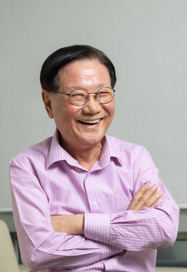 본지와 인터뷰하는 이원복 교수/최기웅 기자