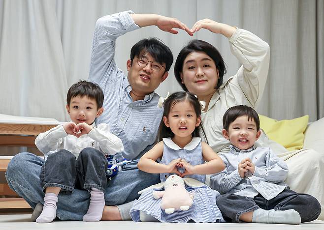지난 12일 서울 중랑구의 한 아파트에서 이예원·노준호 부부가 세 쌍둥이(왼쪽부터 선우·연우·윤우)와 함께 환하게 웃고 있다. 아내 이씨는 “셋이라 힘든 것보다 셋이라 즐거운 일이 더 많다”고 했다. /임지훈 기자