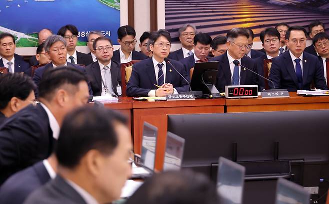 홍지선 국토교통부 장관이 23일 국회에서 열린 국토교통위원회 종합감사에서 위원 질문에 답하고 있다. /연합뉴스