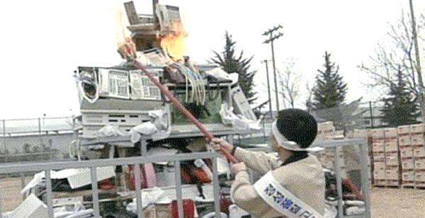 1995년 3월 삼성전자 경북 구미사업장에서 임직원들이 전화기와 팩시밀리 등 불량 제품 약 15만대를 폐기하는 모습. ⓒ삼성전자