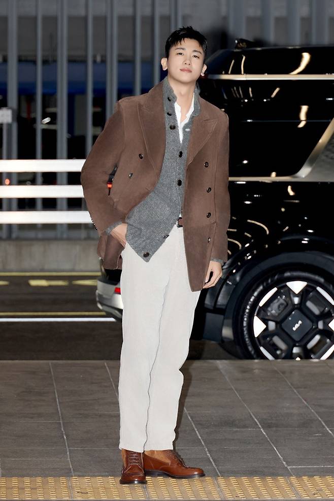박형식, 가을 타는 남자! 스웨이드 코트부터 신발까지 클래식한 유러피안 신사룩 | 패션엔