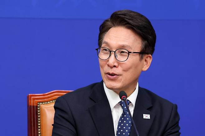 김민석 더불어민주당 대표가 21일 서울 여의도 국회에서 열린 교육연수원 발대식 및 제1차 회의에서 인사말을 하고 있다. 뉴스1