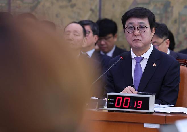 최휘영 문화체육관광부 장관이 23일 여의도 국회에서 열린 문화체육관광위원회의 문화체육관광부 등에 대한 종합감사에 출석해 의원 질의를 듣고 있다. 뉴시스