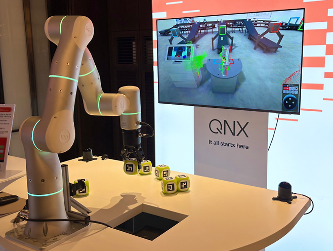 지난 22일 ‘QNX 테크포럼 코리아 2026’에서 선보인 로봇 시연. 실제 로봇팔과 화면 속 가상모델의 동작을 연동해 소프트웨어를 개발·검증하는 방식을 보여줬다. (이태희 인턴기자)