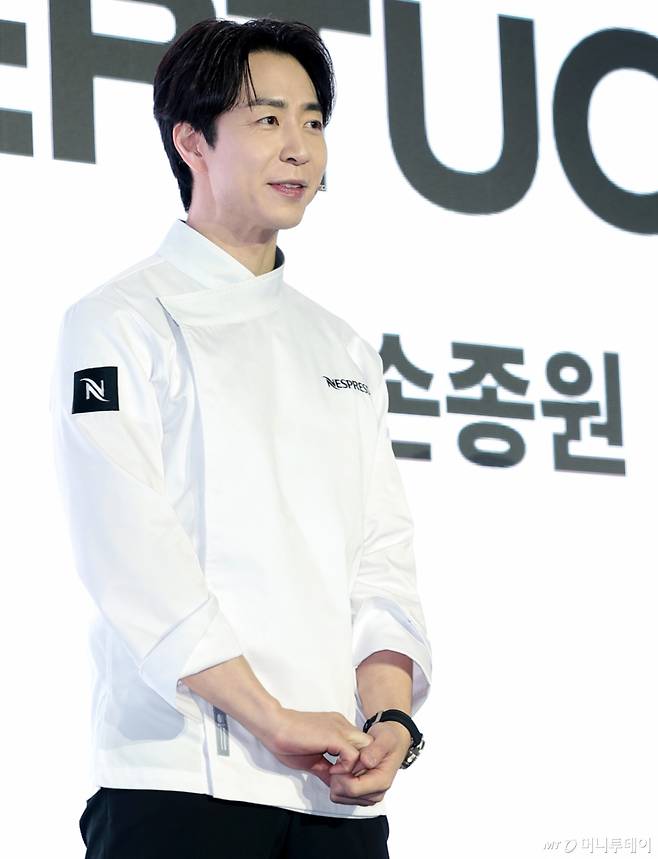 (서울=뉴스1) 권현진 기자 = 손종원 셰프가 23일 서울 성수동 앤더슨씨에서 열린 커피 브랜드 ‘네스프레소’의 ‘버츄오 월드 미디어 데이’ 행사에서 포즈를 취하고 있다. 2026.4.23/뉴스1  Copyright (C) 뉴스1. All rights reserved. 무단 전재 및 재배포,  AI학습 이용 금지. /사진=(서울=뉴스1) 권현진 기자