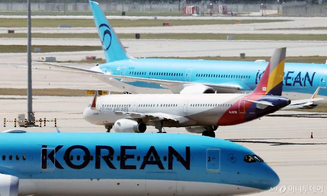 [인천공항=뉴시스] 박주성 기자 = 인천국제공항 제2여객터미널 활주로에 대한항공과 아시아나 항공기가 이동하고 있다. 2026.08.12. park7691@newsis.com /사진=