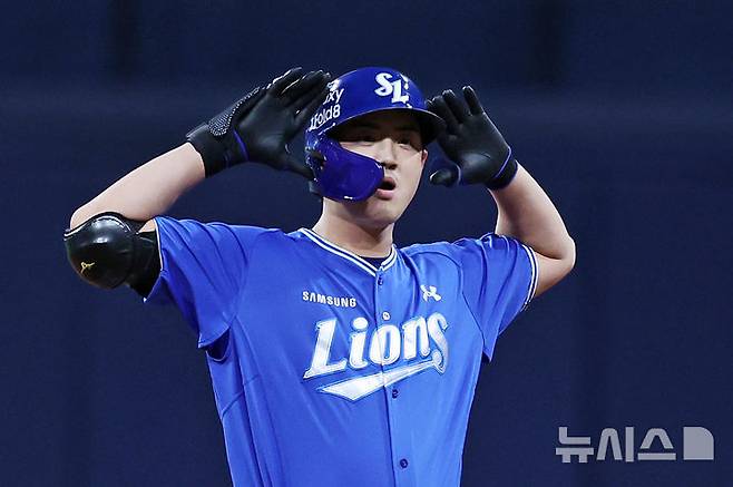[서울=뉴시스] 조성우 기자 = 25일 오후 서울 구로구 고척스카이돔에서 열린 2026 KBO리그 삼성 라이온즈와 키움 히어로즈의 경기, 삼성 8회초 공격 1사 주자 2, 3루서 구자욱이 2타점 동점 적시2루타를 때린 뒤 세리머니를 하고 있다. 2026.08.25. xconfind@newsis.com