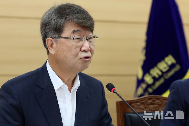 [서울=뉴시스] 이영환 기자 = 김지형 경제사회노동위원회 위원장이 지난 8월 11일 서울 종로구 경제사회노동위원회 대회의실에서 인구구조 변화와 일자리 공론화 특위 운영 현황 및 계획 등과 관련해 기자간담회를 하고 있다. 2026.08.11. 20hwan@newsis.com