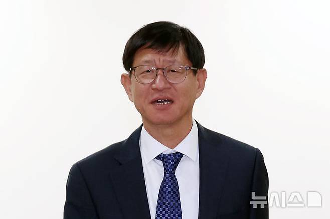 [서울=뉴시스] 고승민 기자 = 국회 법사위가 최길수 특별감찰관 후보자의 인사청문보고서를 채택한 22일 최길수 후보자가 사무실을 나서고 있다. 2026.10.22. kkssmm99@newsis.com