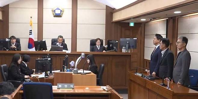 [서울=뉴시스] 이른바 '명태균 여론조사비 대납 의혹'으로 1심에서 시장직 상실형을 선고받은 오세훈 서울시장이 항소심에서 무죄를 선고받았다. 1·2심 모두 명태균씨 진술의 신빙성에 의문을 제기했지만, 이를 뒷받침하는 간접증거의 증명력을 달리 평가하면서 정반대의 결론에 이르렀다. 사진은 23일 오후 서울 서초구 서울고등법원에서 오세훈 서울시장에 대한 '여론조사비 대납 의혹'과 관련 항소심 선고 공판이 열리는 모습. (사진=서울고법 제공) 2026.10.23. photo@newsis.com  *재판매 및 DB 금지