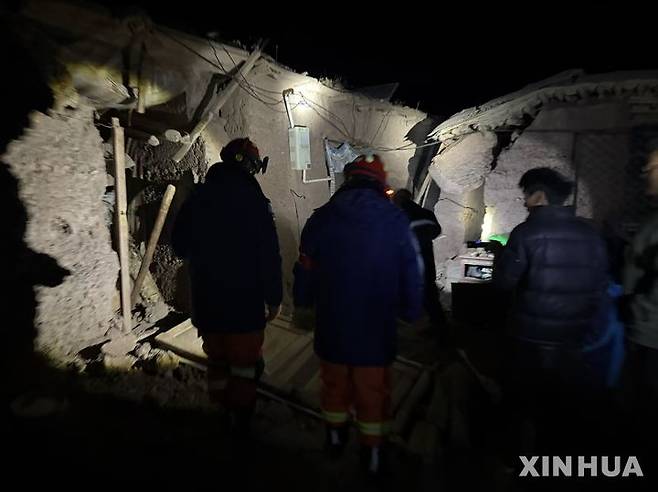 [나취=신화/뉴시스] [나취=신화/뉴시스] 22일 저녁 중국 티베트자치구에서 발생한 규모 7.0 강진으로 인한 인명 피해가 16명 사망, 76명 부상으로 늘었다. 사진은 23일 나취시 바칭현 마을에서 소방관들이 지진 피해 현장을 조사하는 모습. 2026.10.23