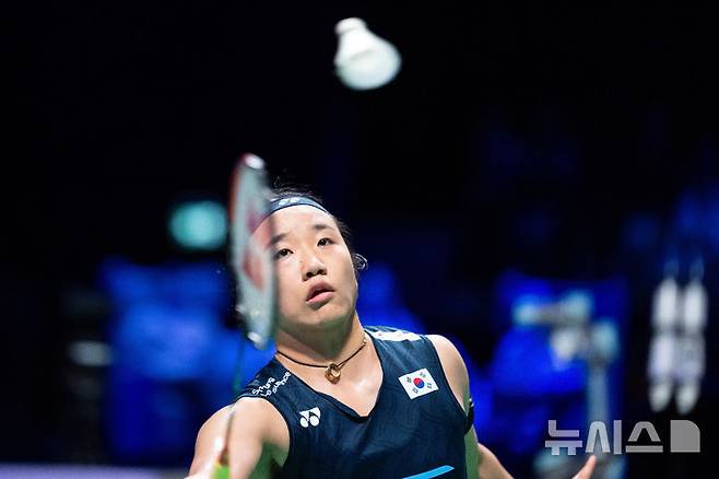 [오덴세=AP/뉴시스] 안세영(1위)이 18일(현지 시간) 덴마크 오덴세에서 열린 2026 세계배드민턴연맹(BWF) 월드 투어 슈퍼 750 덴마크오픈 여자 단식 결승에서 야마구치 아카네(3위·일본)와 경기하고 있다. 안세영이 2-1(21-23 21-14 21-18) 역전승을 거두고 대회 2연패를 달성했다. 2026.10.19.