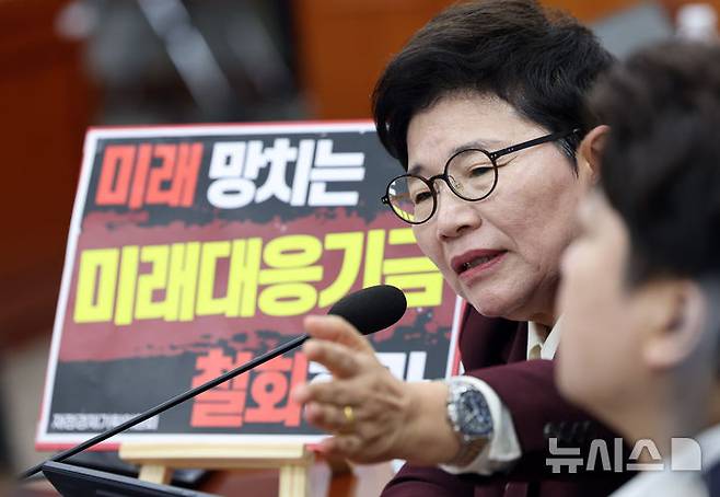 [서울=뉴시스] 최진석 기자 = 사진은 임이자 국민의힘 의원이 지난 8일 여의도 국회에서 열린 재정경제기획위원회의 기획예산처에 대한 국정감사에서 박홍근 기획예산처 장관에게 미래대응기금 관련 질의를 하고 있는 모습. 2026.10.08. myjs@newsis.com