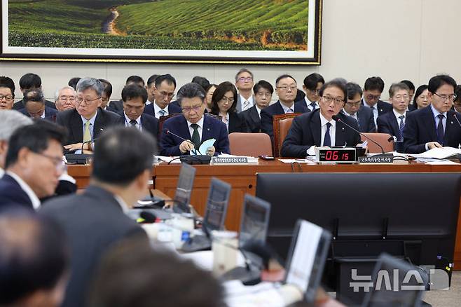 [서울=뉴시스] 고범준 기자 = 박승흡(오른쪽 두번째) 근로복지공단 이사장이 23일 서울 여의도 국회에서 열린 기후에너지환경노동위원회 국정감사(근로복지공단 등)에서 의원 질의에 답변하고 있다. 2026.10.23. bjko@newsis.com