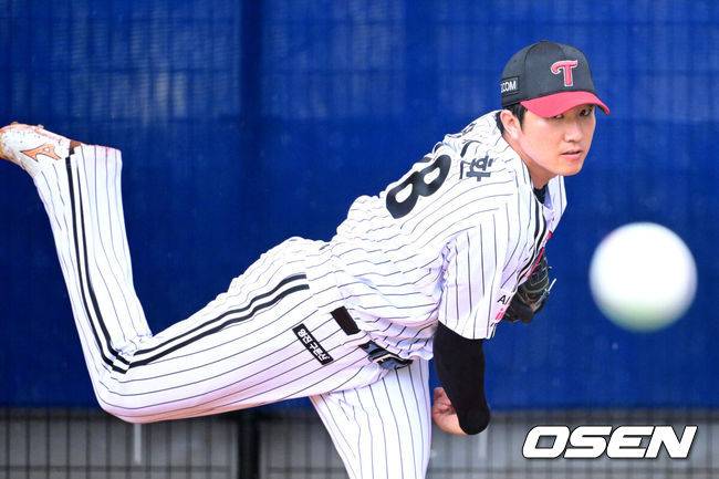 [OSEN=오키나와(일본), 최규한 기자] 프로야구 LG 트윈스가 27일 일본 오키나와 가데나 야구장에서 스프링캠프 훈련을 펼쳤다. LG 장시환이 불펜 피칭을 펼치고 있다. 2026.02.27 / dreamer@osen.co.kr