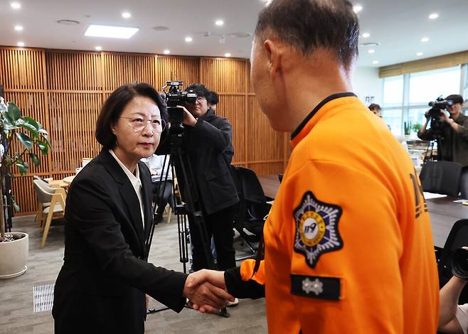 추미애 경기도지사가 지난 20일 경기도 수원시 경기도청에서 간담회에 참석하는 전국공무원노동조합 소방본부 소방관들과 악수하고 있다. ⓒ연합뉴스