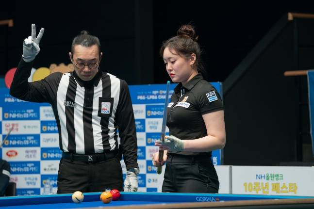 김보미(오른쪽)가 22일 경기도 고양시 '고양 킨텍스 PBA 스타디움'에서 열린 강지은과 프로당구 2026-2027시즌 5차 투어 '잘 사는 방법 zgm NH농협카드 PBA-LPBA 챔피언십' LPBA 16강에서 뱅크샷을 성공시키고 있다. /사진=PBA 투어 제공