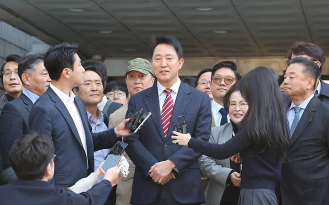 오세훈 서울시장이 23일 서울 서초구 서울고법에서 열린 ‘명태균 여론조사 대납 의혹 사건’ 항소심 공판을 마친 뒤 나와 입장을 밝히고 있다. 연합뉴스