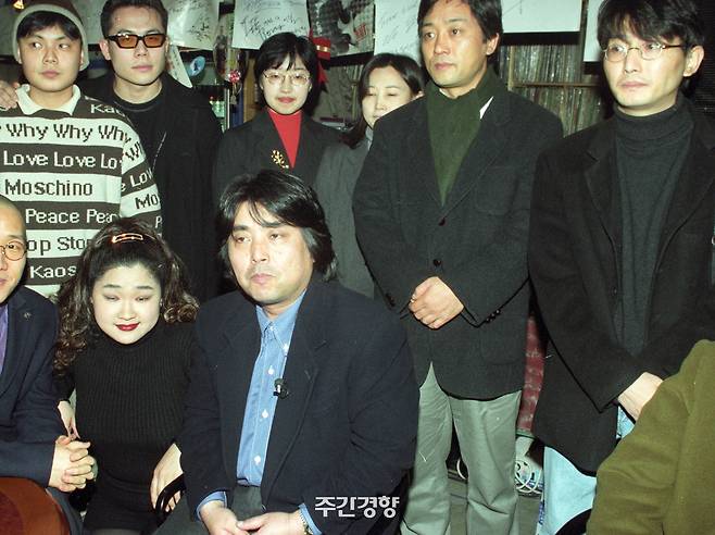 1998년 1월 8일 자신의 작품세계를 다룬 평론집 발간 기념으로 내한한 무라카미 류가 홍대 앞 프리버드에서 저자들 및 팬들과 기념사진을 찍고 있다.  김정근 기자