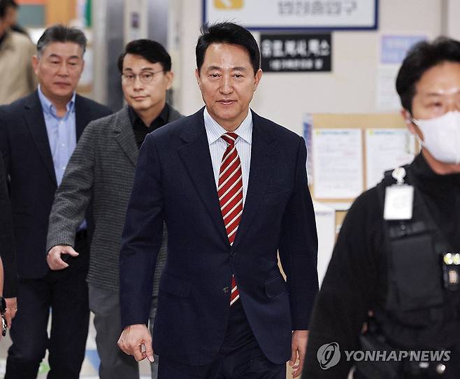 '운명의 날' 법정 향하는 오세훈 서울시장 (서울=연합뉴스) 김주형 기자 = 오세훈 서울시장이 서울시장직 유지 여부가 달린 '명태균 여론조사 대납 의혹' 항소심 선고일인 23일 서울 서초구 서울고법에 도착해 법정으로 향하고 있다. 2026.10.23 [공동취재] kjhpress@yna.co.kr