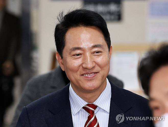 '운명의 날' 법정 향하는 오세훈 서울시장 (서울=연합뉴스) 김주형 기자 = 오세훈 서울시장이 서울시장직 유지 여부가 달린 '명태균 여론조사 대납 의혹' 항소심 선고일인 23일 서울 서초구 서울고법에 도착해 법정으로 향하고 있다. 2026.10.23 [공동취재] kjhpress@yna.co.kr