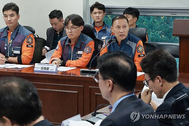 발언하는 권영각 전국공무원노동조합 소방본부장 (서울=연합뉴스) 신현우 기자 = 권영각 전국공무원노동조합 소방본부장이 23일 국회 의원회관에서 열린 더불어민주당 소방 현장 지원 강화를 위한 간담회에서 발언하고 있다. 2026.10.23 nowwego@yna.co.kr