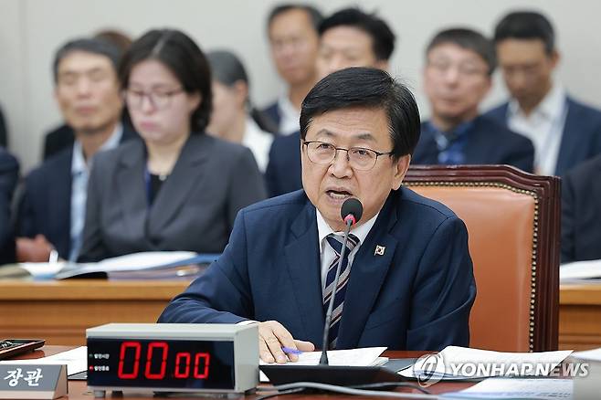 국감장에서 답하는 최교진 교육부 장관 자료사진